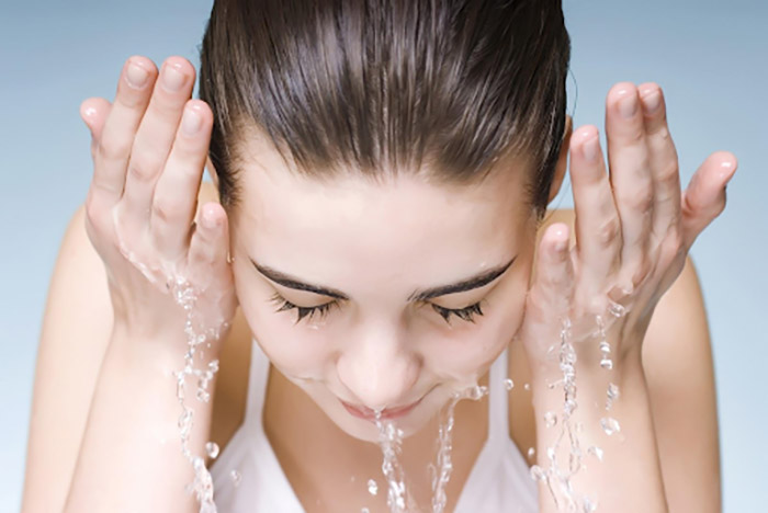 Làm sạch da mặt kết hợp massage là bước skincare buổi sáng đầu tiên